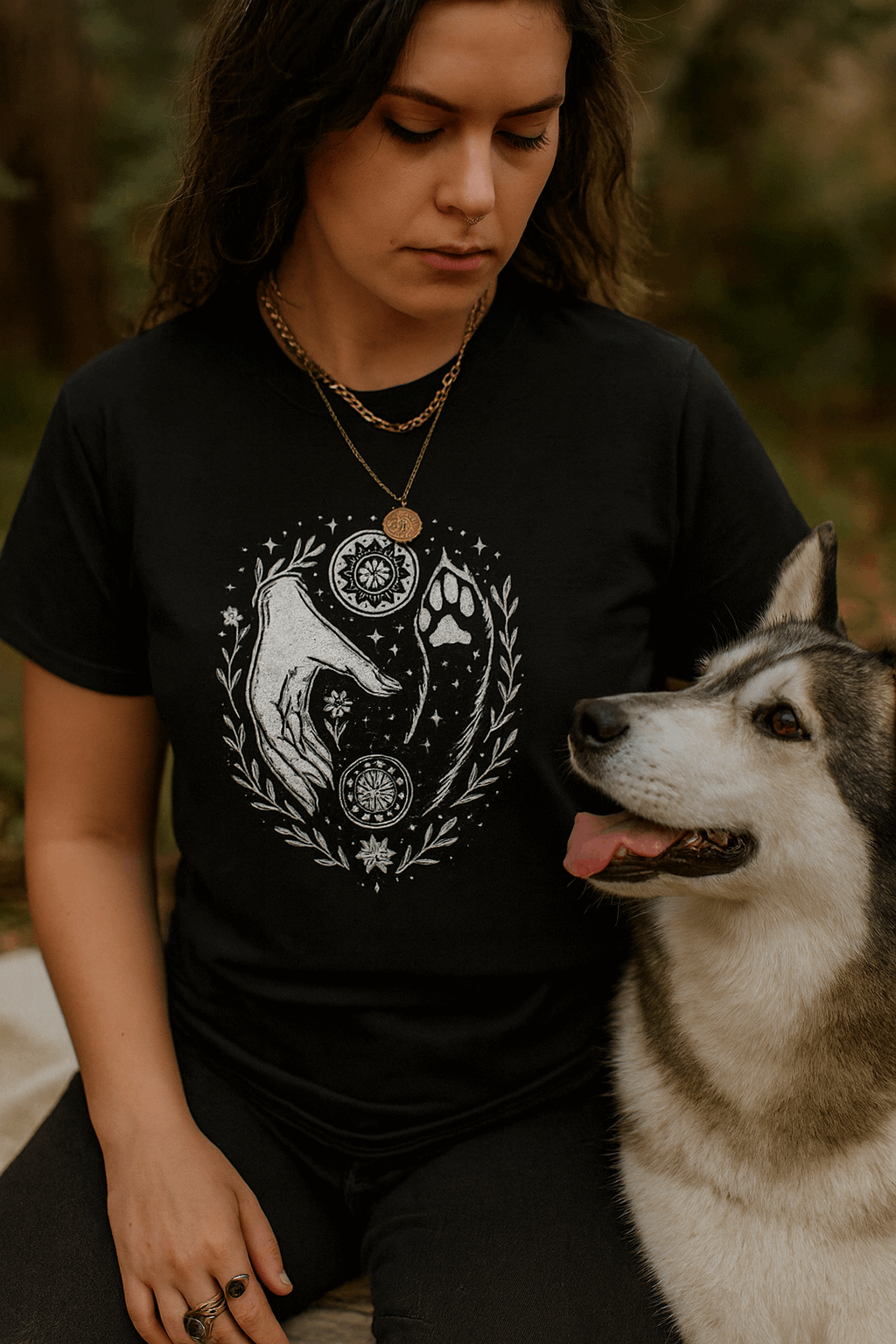 Camiseta Boho Mística Mano y Huella para Amantes de Perros – MysticBohoCo